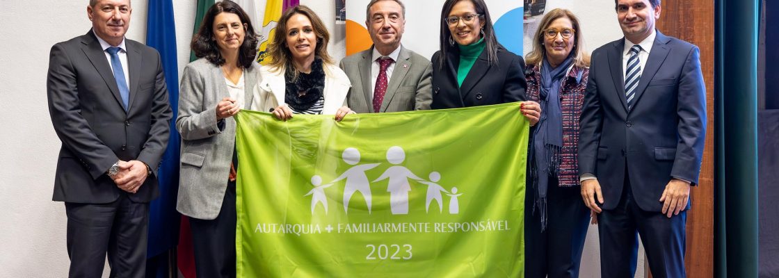 Entrega de bandeiras as autarquias familiarmente responsaveis, em Coimbra.